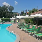 La Lanterna Swimming Pool Retreat - Happy