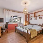 La Lanterna Swimming Pool Retreat - Happy Apartmán